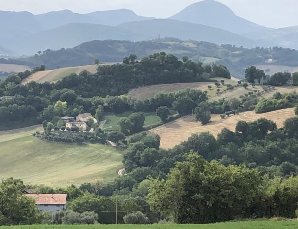 le-marche-countryside-hills-1400x1050